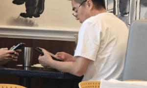 许亚军疑似在美国遭偶遇 前妻何晴15日举行告别仪式