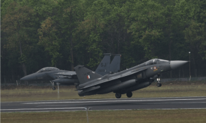 印度国产“光辉”战机飞行表演时坠毁，现场燃起浓烟，飞行员确认死亡