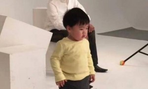 65岁齐秦现状，定居美国，娶小24岁女粉丝为妻，和儿子合照像爷孙