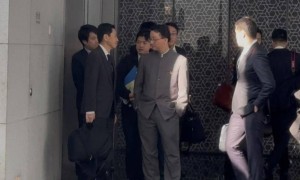 刚刚，日本外务省官员离开中国外交部，全程表情严肃拒绝回答记者提问